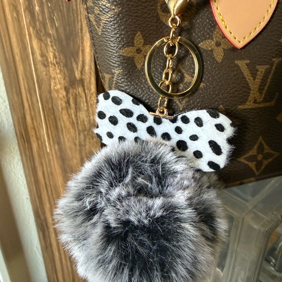Fluffy pompom bag charm/Keychain - Picture 2 of 2